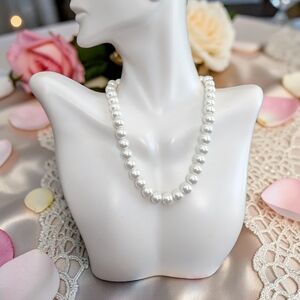 Claire's Elegant Pearl Choker